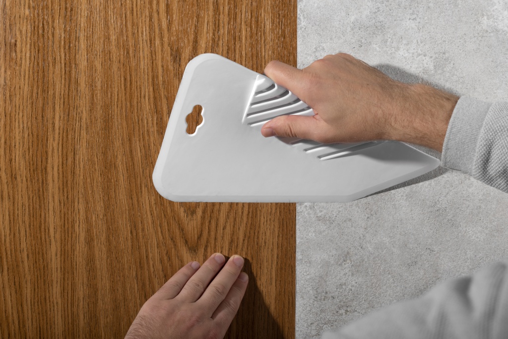 hands-putting-up-brown-decorative-vinyl.jpg hands-putting-up-brown-decorative-vinyl.jpg