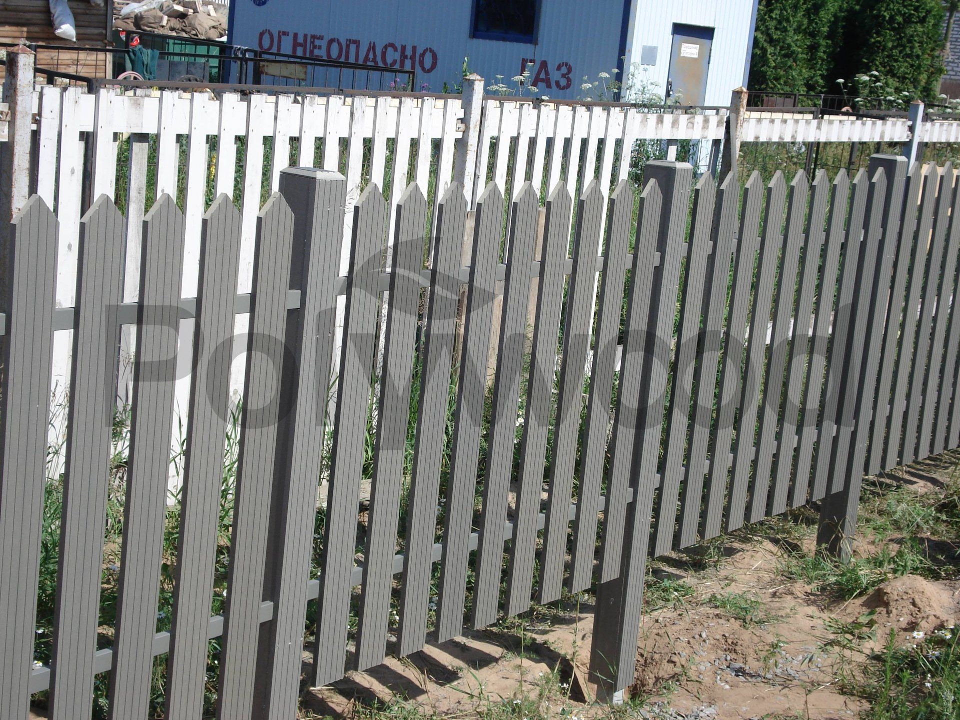 Забор серый штакетник